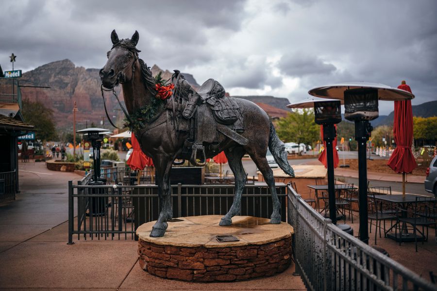 A horse statue in arizona
